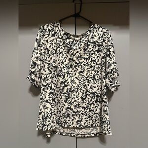 ❤️H&M - Short Sleeve Black & White Floral Blouse (Size XL)